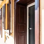 Youhosty - With Ac, Metro Stop Appartement