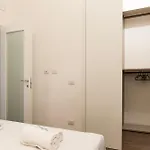 Youhosty - With Ac, Metro Stop Appartement