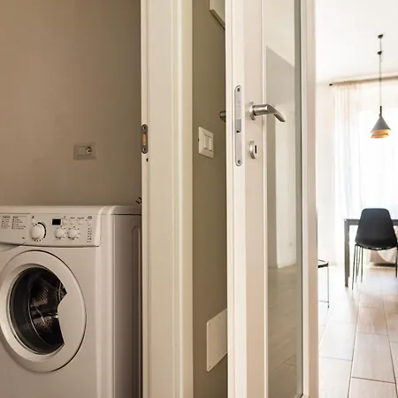 Youhosty - With Ac, Metro Stop Lägenhet