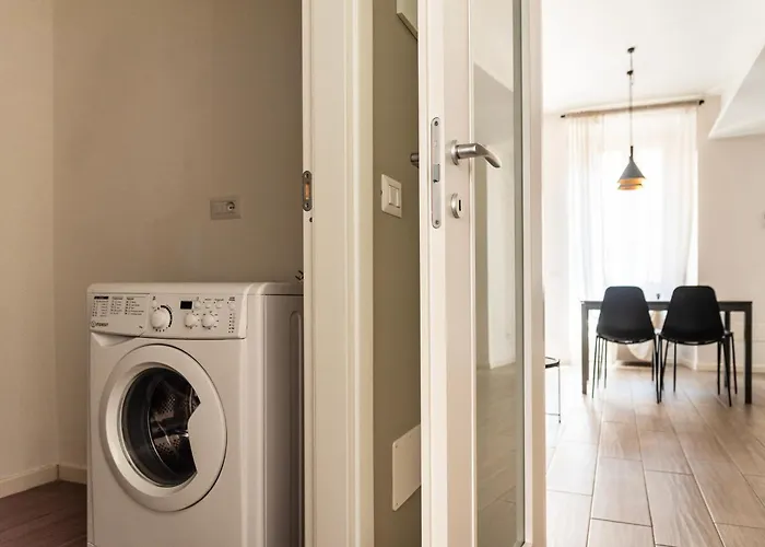 Youhosty - With Ac, Metro Stop Lägenhet