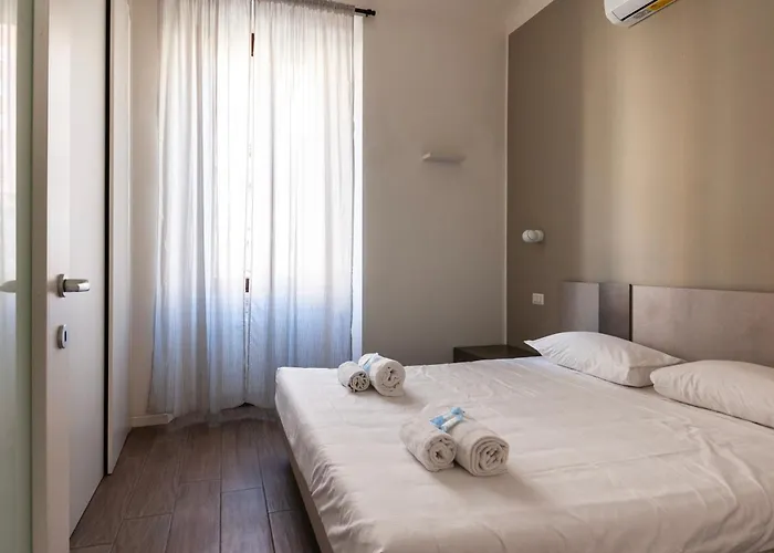 Youhosty - With Ac, Metro Stop