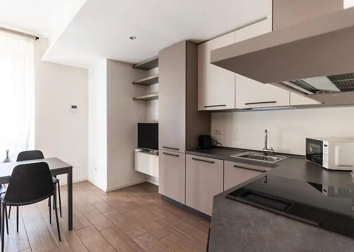 Youhosty - With Ac, Metro Stop Milano