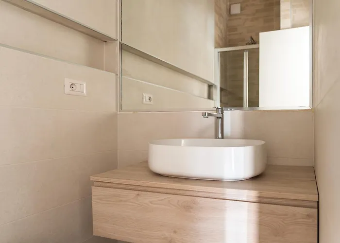 Youhosty - With Ac, Metro Stop * Milano