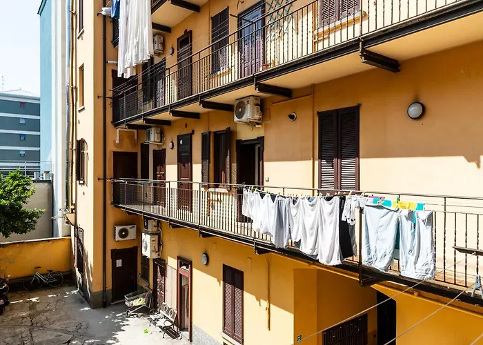 Youhosty - With Ac, Metro Stop *