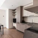 Youhosty - With Ac, Metro Stop ميلان